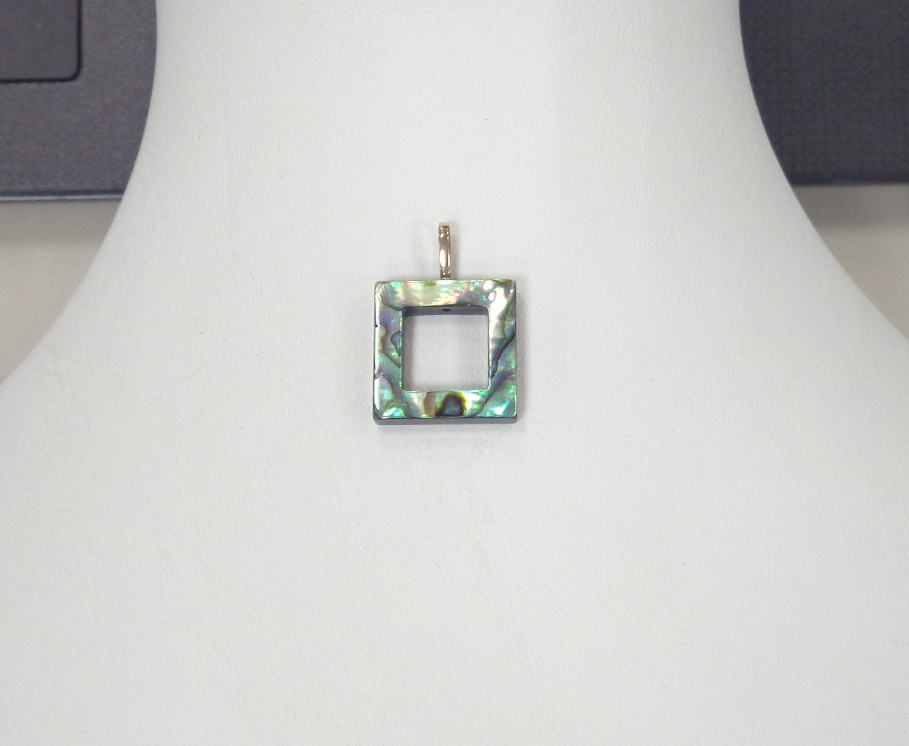 Подвеска из золота с гелиотисом